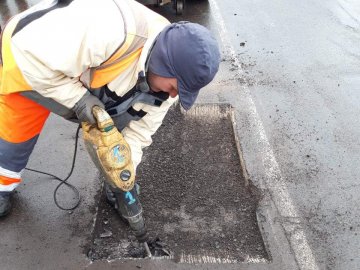 У Луцьку ліквідовують ями на дорогах