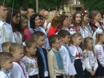 У Луцьку школярі відсвяткували останній дзвоник в тролейбусі. ВІДЕО