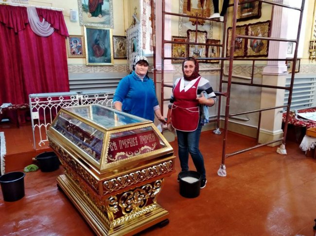 Волинський священик показав, як прихожани наводять лад у храмі. ФОТО