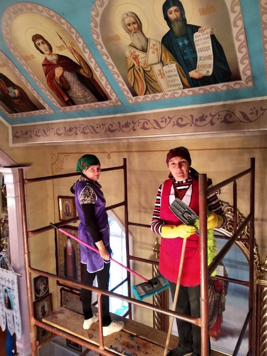 Волинський священик показав, як прихожани наводять лад у храмі. ФОТО