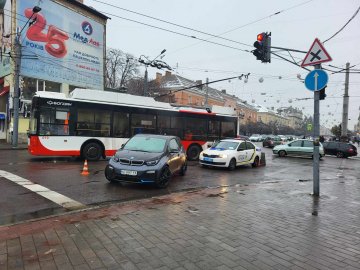 У центрі Луцька не розминулися легковики