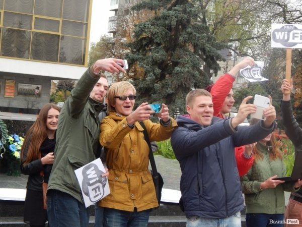 На Театральному майдані Луцька встановили безплатний wi-fi. ФОТО