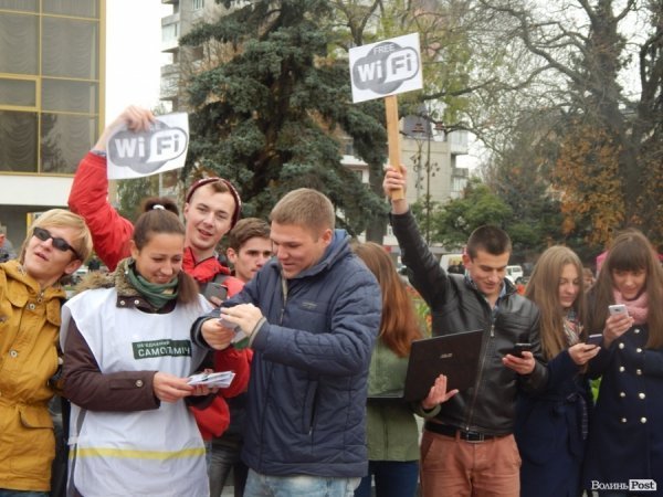 На Театральному майдані Луцька встановили безплатний wi-fi. ФОТО