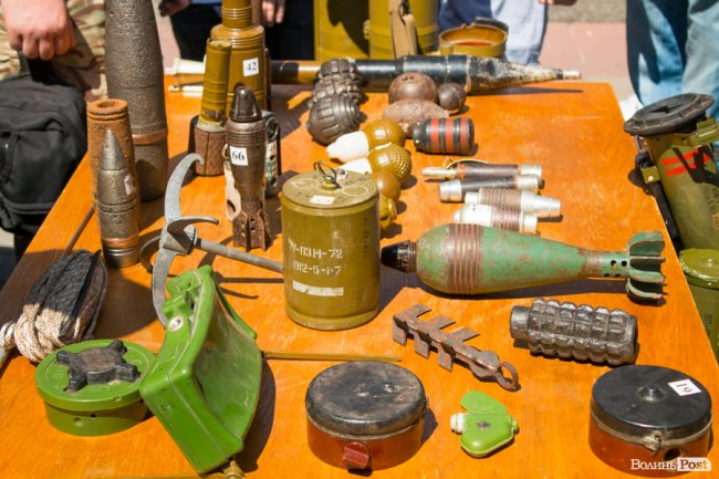 У центрі Луцька діти «стріляли» зі зброї та кермували поліцейськими авто. ФОТО