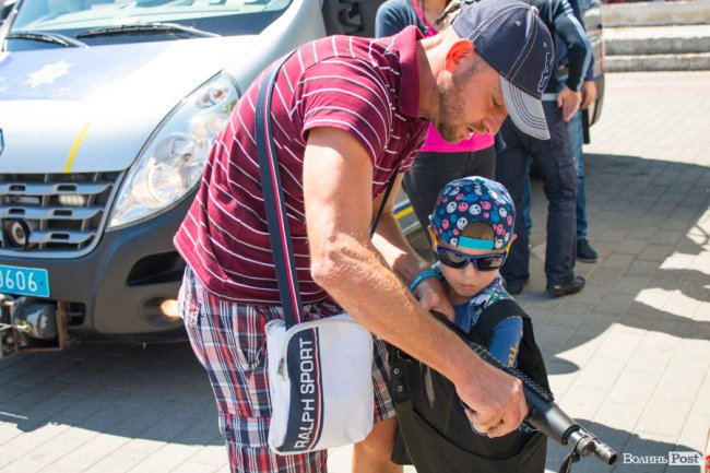 У центрі Луцька діти «стріляли» зі зброї та кермували поліцейськими авто. ФОТО