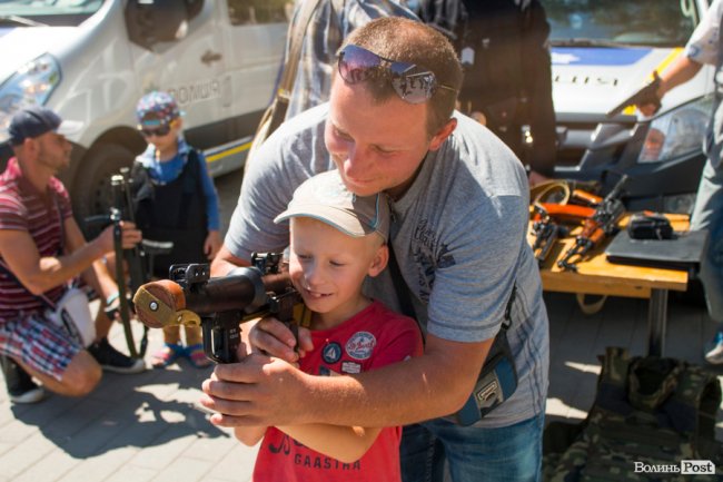 У центрі Луцька діти «стріляли» зі зброї та кермували поліцейськими авто. ФОТО