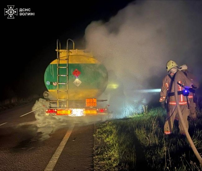 На Волині посеред дороги загорівся бензовоз. ФОТО