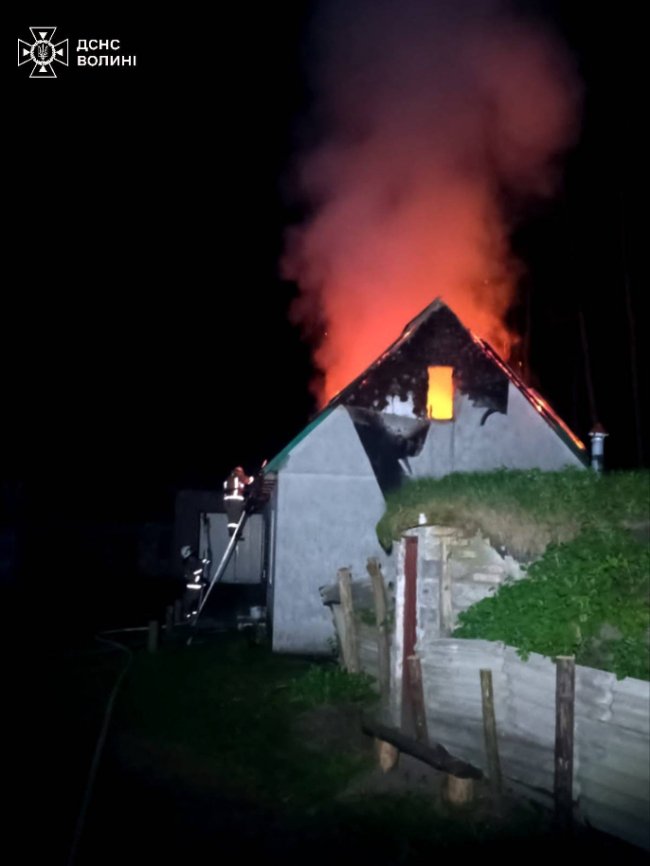 На Волині посеред дороги загорівся бензовоз. ФОТО