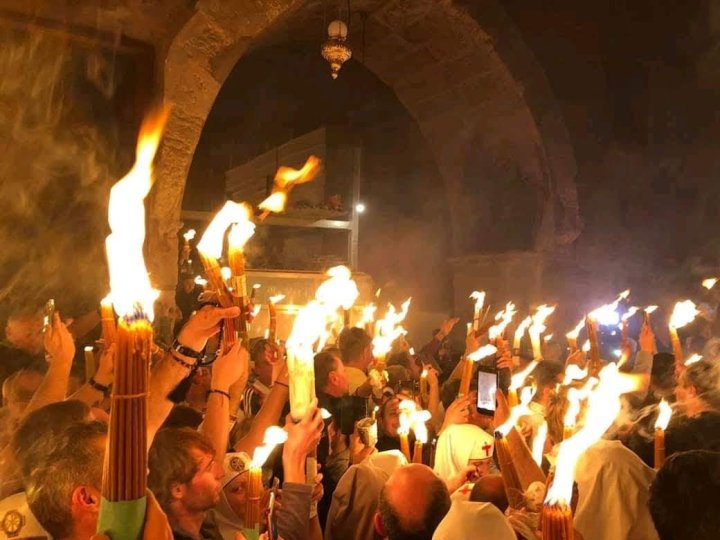 Благодатний вогонь зійшов у храмі Гробу Господнього в Єрусалимі