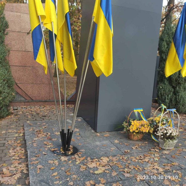 У Ківерцях зловмисники вкрали 13 прапорів на Меморіалі Слави та у сквері Героїв Євромайдану