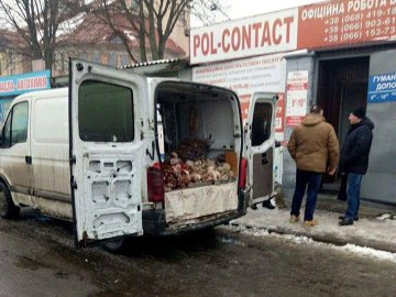 У Луцьку покарали чоловіків, які продавали ковбасу просто з буса