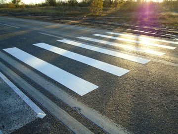 На луцьких вулицях продовжать «малювати» розмітку пластиком