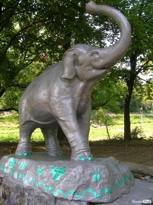 Луцький слоник змінив «шкіру». ФОТО