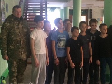 Учні луцької школи зібрали смаколики для бійців. ФОТО