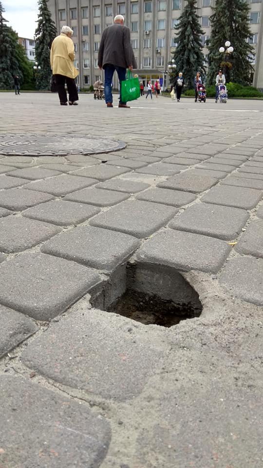 У центрі Ковеля обвалилася бруківка. ФОТО