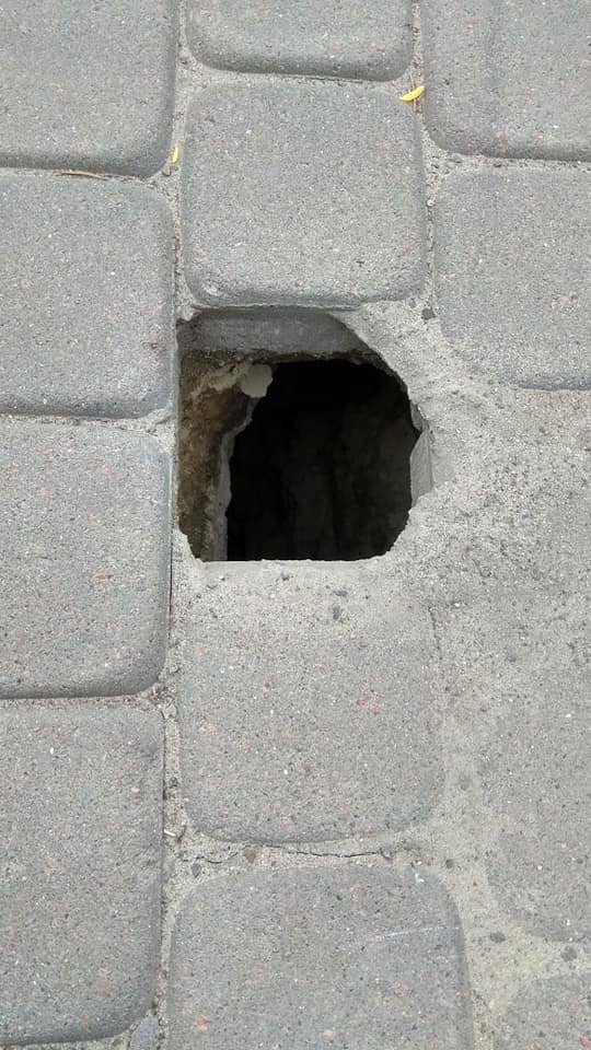 У центрі Ковеля обвалилася бруківка. ФОТО