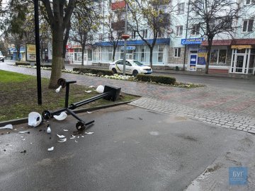 У центрі Володимира кросовер збив опору вуличного освітлення та втік