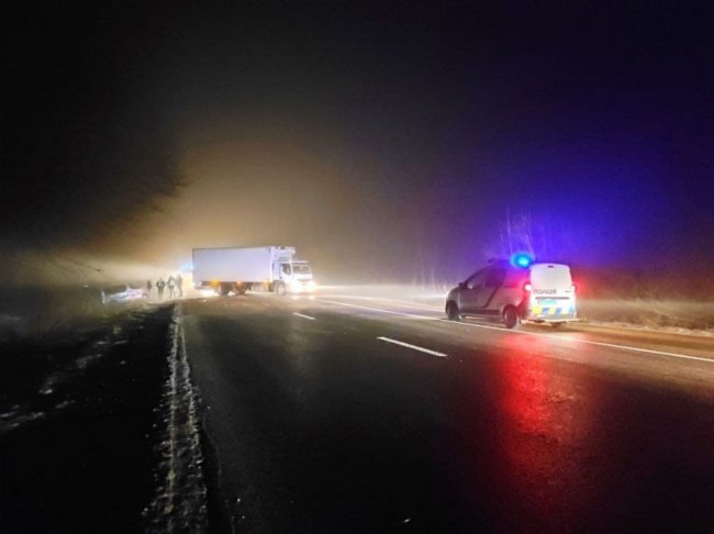 На Волині - аварія: автомобіль злетів з дороги. ФОТО