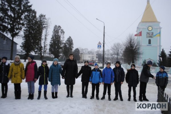 Дітлахи на Волині створили Ланцюг єднання
