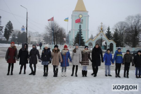 Дітлахи на Волині створили Ланцюг єднання