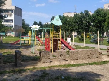 У Луцьку зносять дитячий майданчик: відомо, що буде на його місці.ВІДЕО