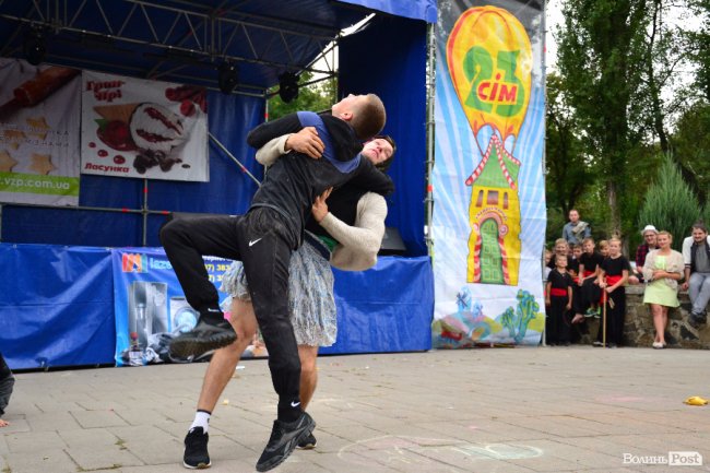 Цегла, скло та цвяхи: лучан вразив виступ учнів школи козацьких бойових мистецтв