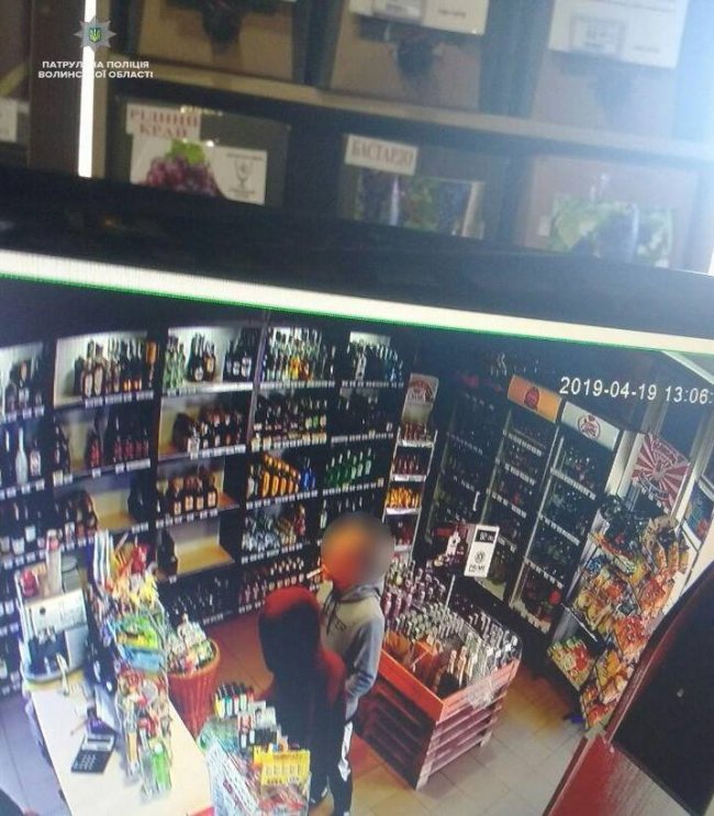 Луцькі копи за годину знайшли та затримали магазинних крадіїв. ФОТО