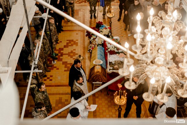 «Вивільнюємося ціною життя Героїв»: у Луцьку попрощалися із Владиславом Недільком. ФОТО