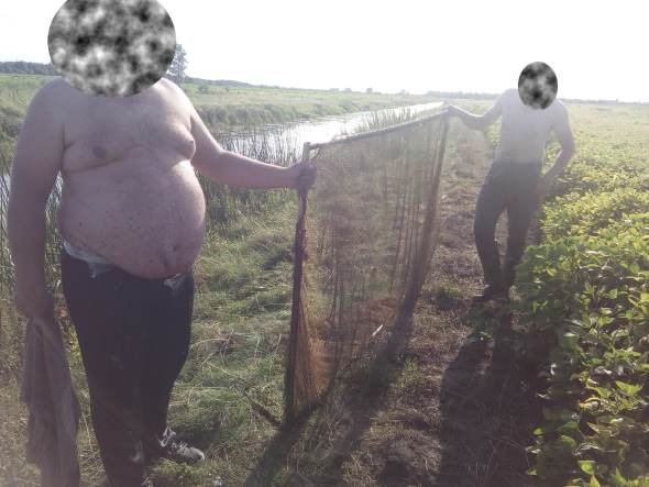 На Волині спіймали «на гарячому» трьох чоловіків, які ловили рибу кловнею. ФОТО