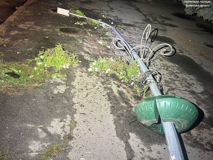 На Волині водійка виїхала на бордюр та збила вуличний ліхтар