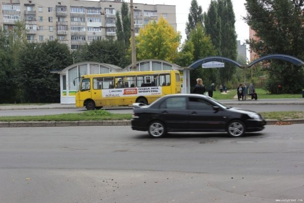 Під вікнами луцької багатоповерхівки ‒ стихійне сміттєзвалище. ФОТО