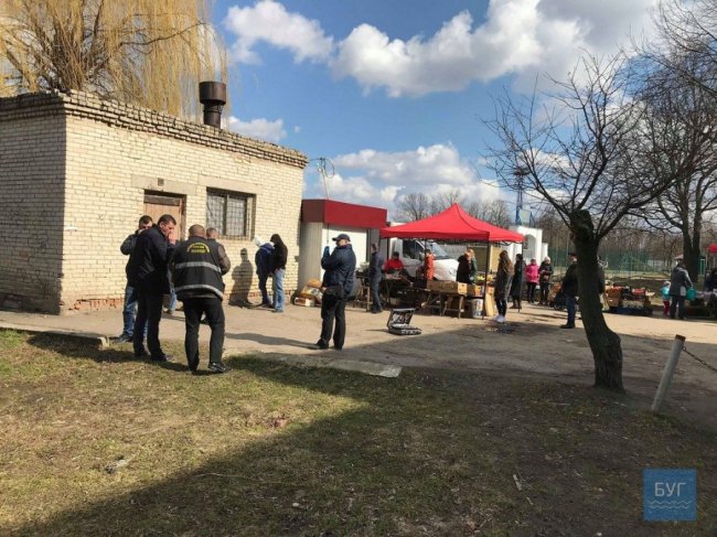 На одному із волинських ринків разом з яблуками продавали наркотики. ФОТО