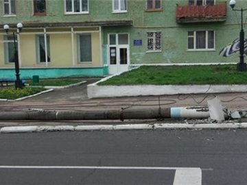 У місті на Волині водій збив стовп і втік