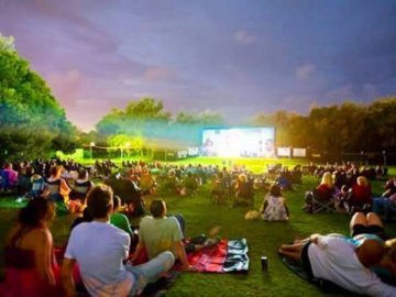 Лучан запрошують на нічний показ хітової комедії під відкритим небом