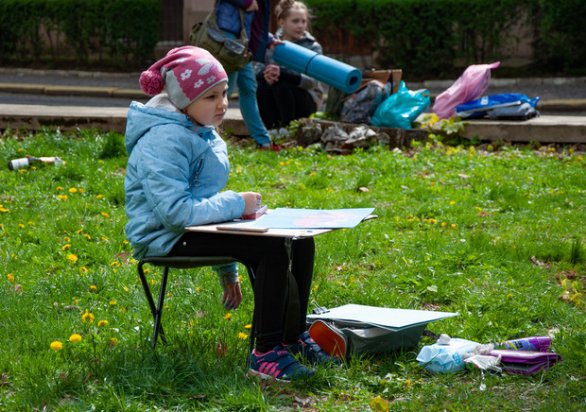 Юні художники з Луцька поїхали до Ужгорода малювати сакури. ФОТО