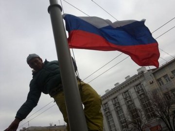 Школи Криму змушують вивішувати російські прапори
