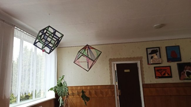 У волинській школі виготовляють унікальні картини з цвяхів та ниток. ФОТО