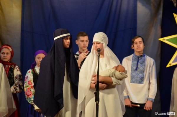 Віншування, янголи і різдвяне тепло: у Луцьку колядував фестиваль вертепів