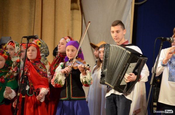 Віншування, янголи і різдвяне тепло: у Луцьку колядував фестиваль вертепів