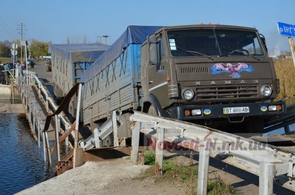  На Миколаївщині під вантажівкою обвалився міст. ФОТО. ВІДЕО