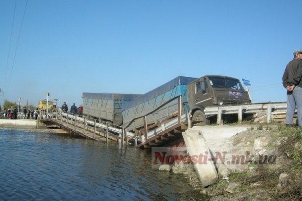  На Миколаївщині під вантажівкою обвалився міст. ФОТО. ВІДЕО