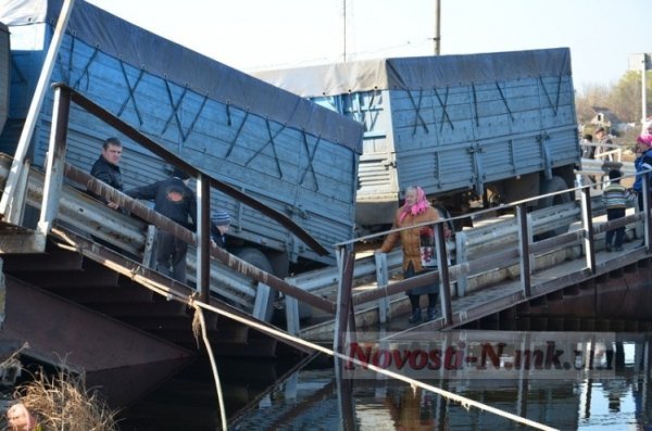  На Миколаївщині під вантажівкою обвалився міст. ФОТО. ВІДЕО