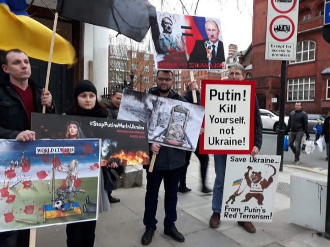  «Відфутболь диктатора – зупини Путіна!»: вимагають не проводити ЧС у Росії