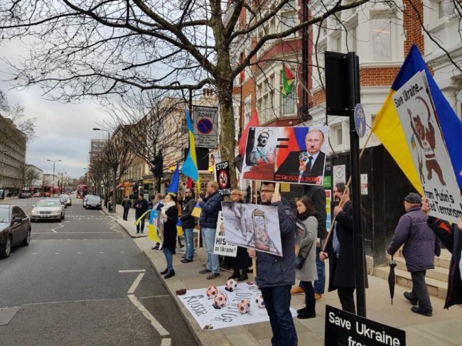  «Відфутболь диктатора – зупини Путіна!»: вимагають не проводити ЧС у Росії