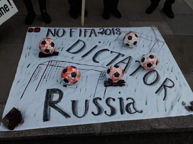  «Відфутболь диктатора – зупини Путіна!»: вимагають не проводити ЧС у Росії