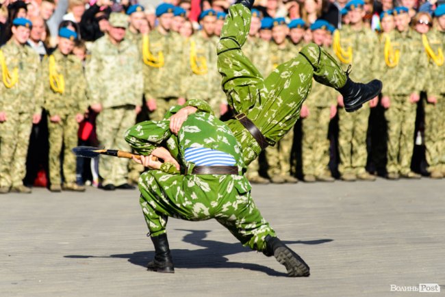 У центрі Луцька майже пів тисячі ліцеїстів склали присягу. ФОТО