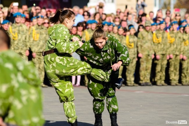 У центрі Луцька майже пів тисячі ліцеїстів склали присягу. ФОТО