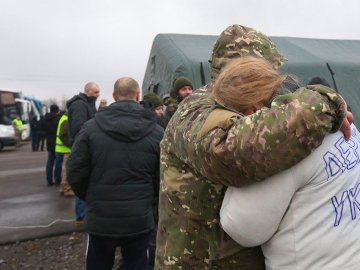Завершився обмін полонених: з ОРДЛО повернулося 76 українців. ФОТО