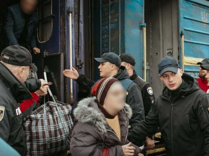 На Волині зустріли черговий евакуаційний потяг з Донеччини