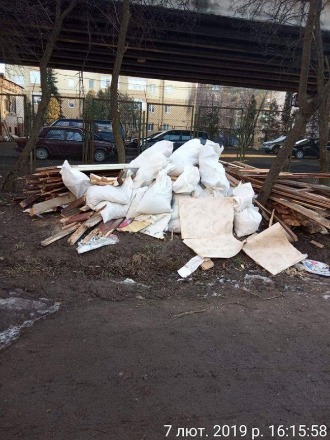У Луцьку автохам наскладав гору будівельного сміття просто у дворі. ФОТО